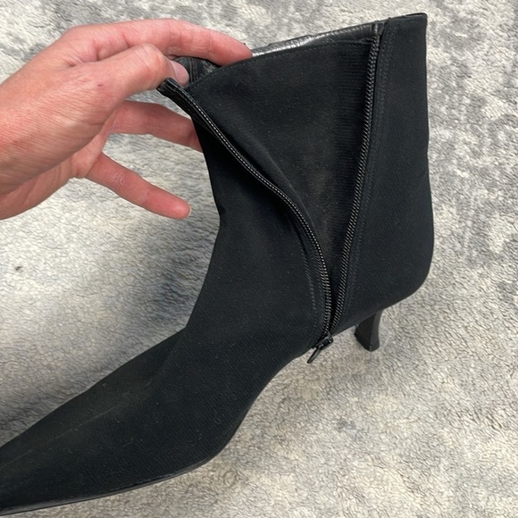 Stuart Weitzman Buckle Kitten Heel Ankle Boots Pointed Toe Witchy Black Sz 8.5 N - Picture 11 of 13
